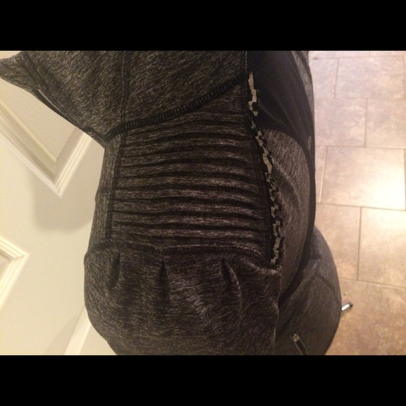 🆕List LULULEMON 1/2 zip w/AMAZING shoulder detail - Picture 3 of 4